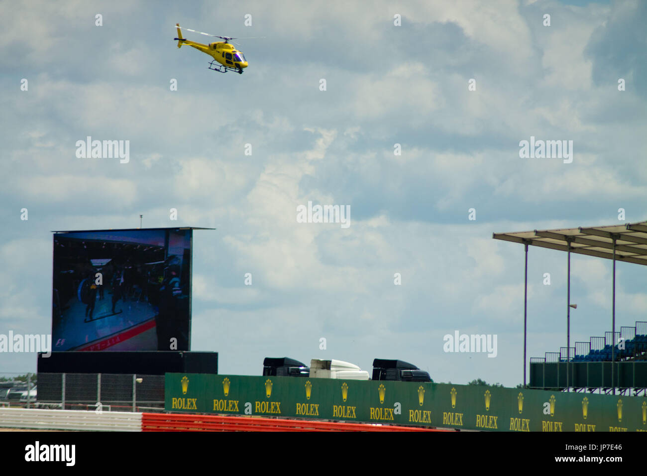 TV-Hubschrauber fliegt über die Silverstone Boxengasse während des 2016 Formel 1 British Grand Prix Stockfoto