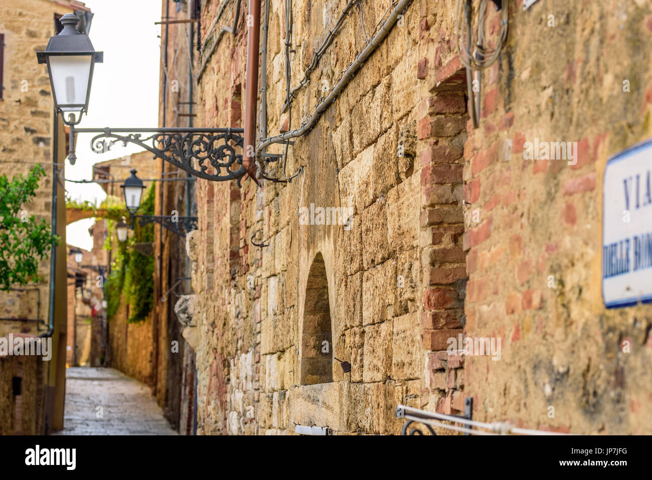 Blick auf eine Gasse im historischen Stadtteil von Colle Val d ' Elsa, einer Kleinstadt in der Nähe von Siena in der Toskana Stockfoto