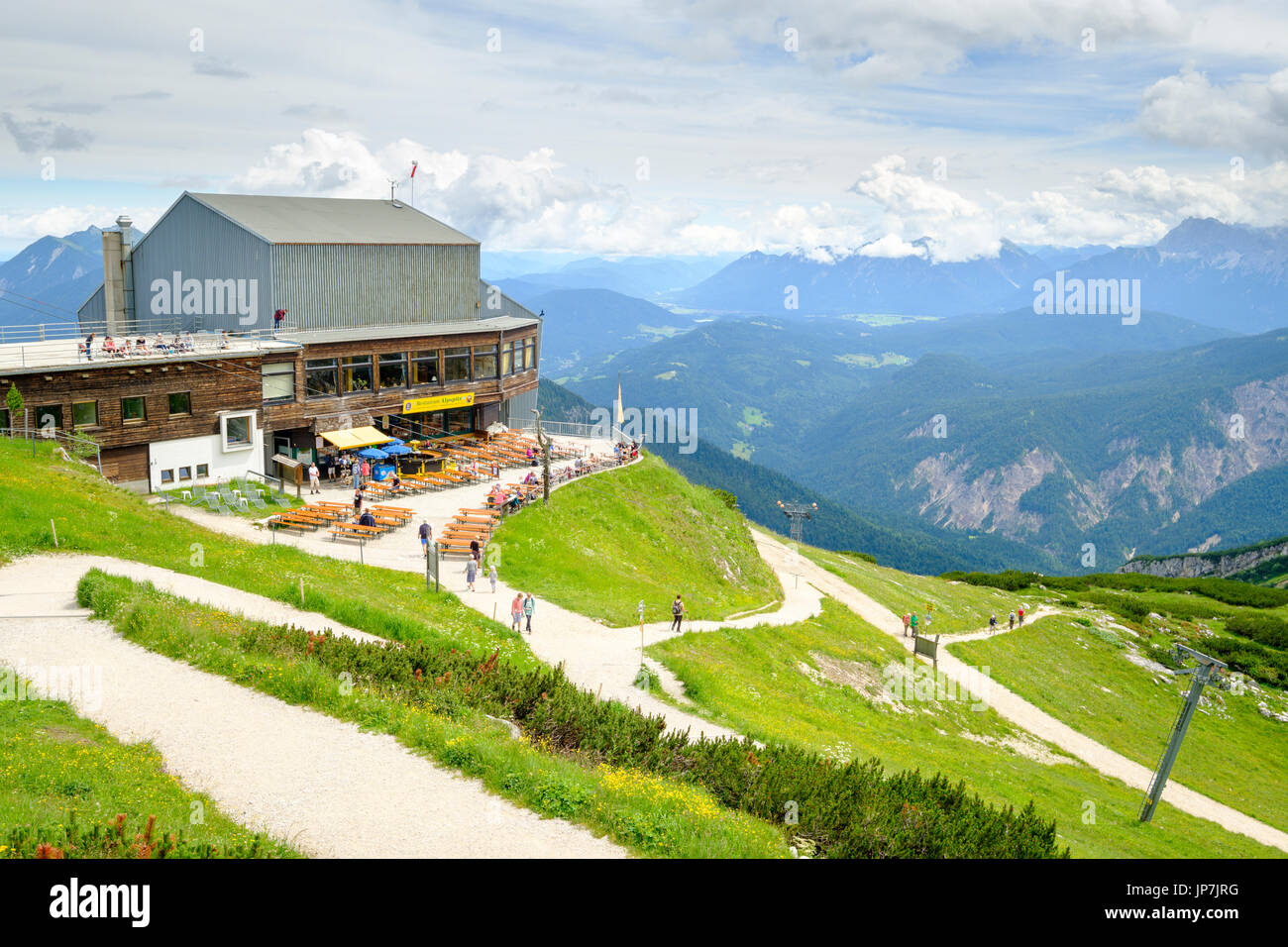 Alpspitze mit Restaurant Alpspitz, Garmisch-Partenkirchen, Upper Bavaria, Bayern, Deutschland Stockfoto
