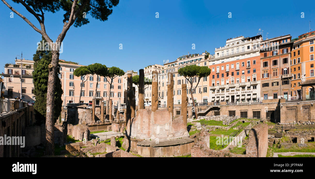 Horizontale Panoramasicht auf römischen Ruinen ausgegraben am Largo di Torre Argentina in Rom. Stockfoto