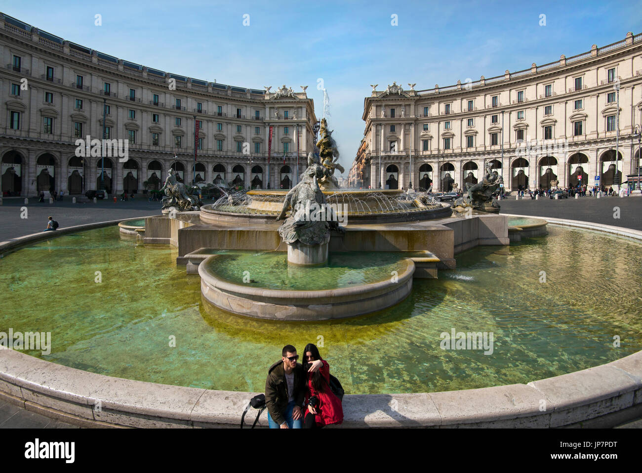 Horizontale streetview der Piazza della Repubblica in Rom. Stockfoto
