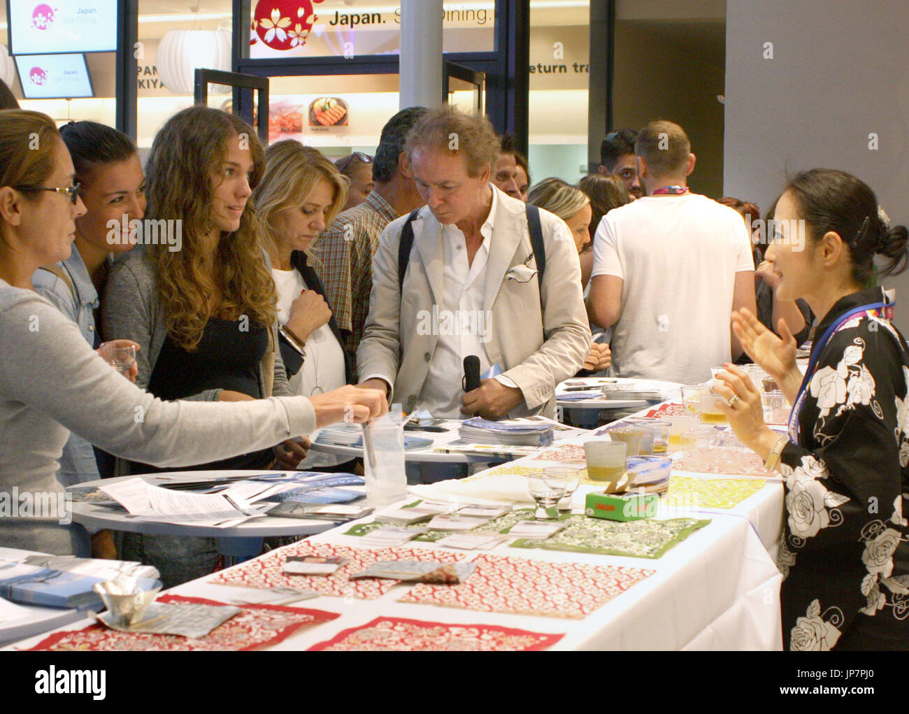 Besucher sehen, dass traditionelle Kunstwerke aus der japanischen Präfektur Toyama in Japan-Pavillon auf der Food-Themen Expo Milano in Mailand, Italien, am 1. August 2015. (Kyodo) == Kyodo Stockfoto