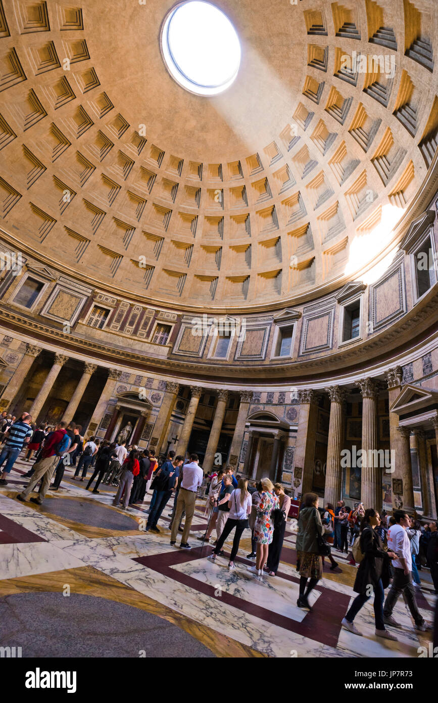 Vertikale Ansicht von dem runden Dach in das Pantheon in Rom. Stockfoto