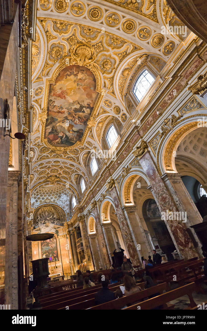 Senkrechten Blick auf die hohe bemalte Decke im Inneren der Chiesa di San Luigi dei Francesi in Rom. Stockfoto