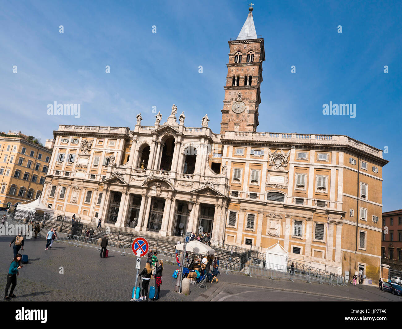 Horizontale erhöhten Blick auf die Vorderseite der Basilica di Santa Maria Maggiore von Piazza di Santa Maria Maggiore in Rom. Stockfoto
