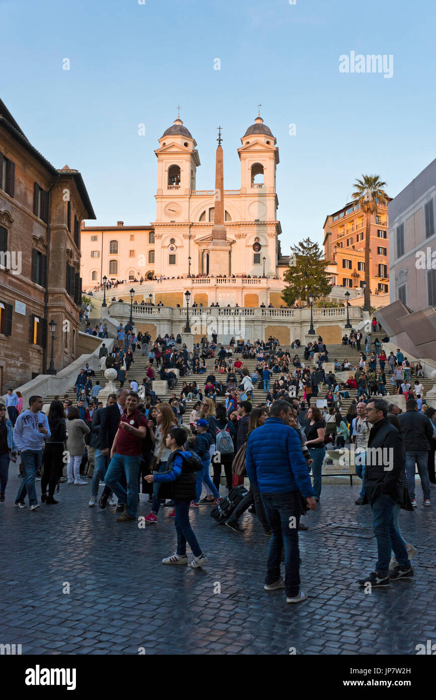 Vertikale Ansicht der Spanischen Treppe in Rom. Stockfoto