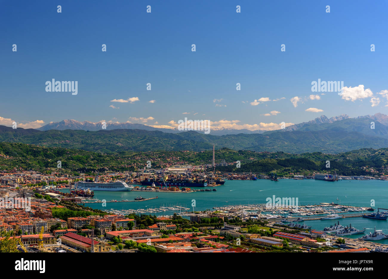 LA SPEZIA, Italien - 29. April 2017 - Luftaufnahme von den Hafen von La Spezia mit Booten und Berge am Horizont. Stockfoto