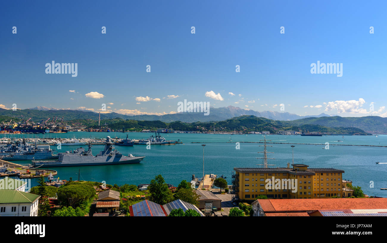 LA SPEZIA, Italien - 29. April 2017 - Blick auf den Hafen von La Spezia mit Booten und Berge am Horizont. Stockfoto