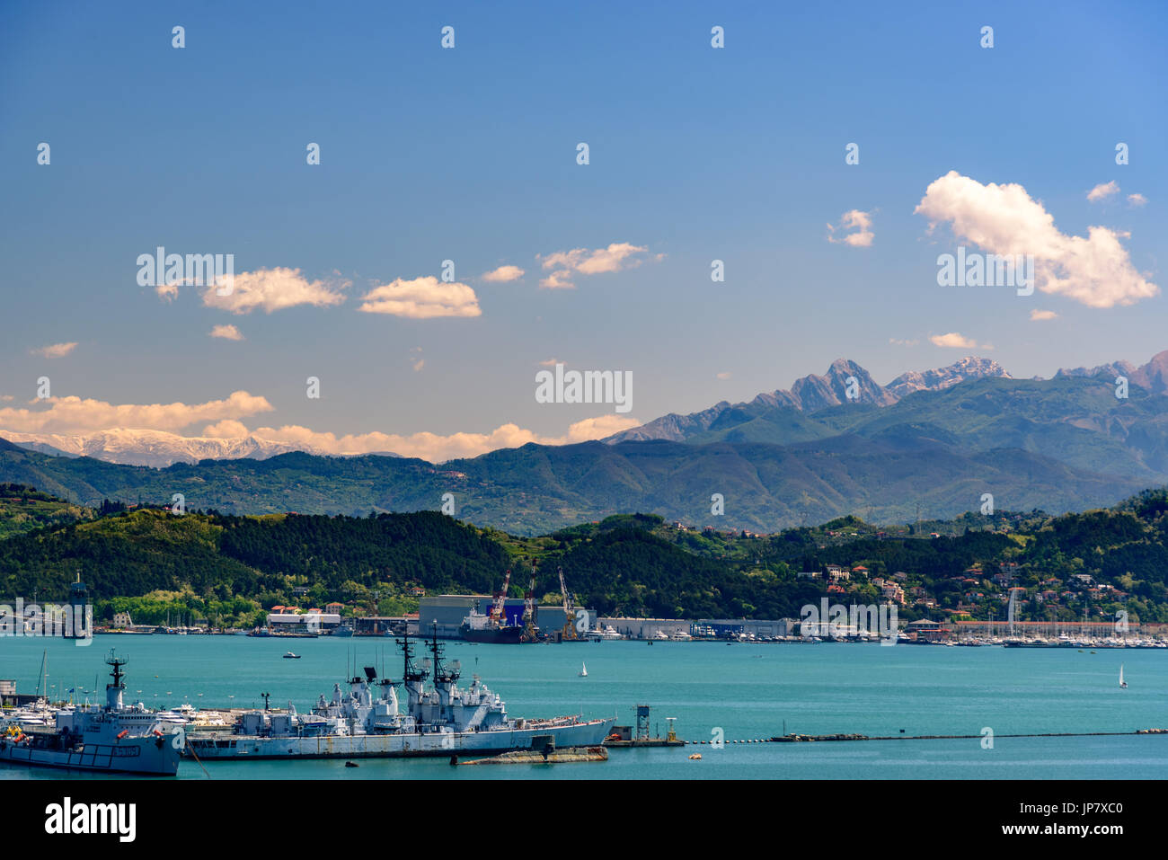 LA SPEZIA, Italien - 29. April 2017 - Blick auf den Hafen von La Spezia mit Booten und Berge am Horizont. Stockfoto