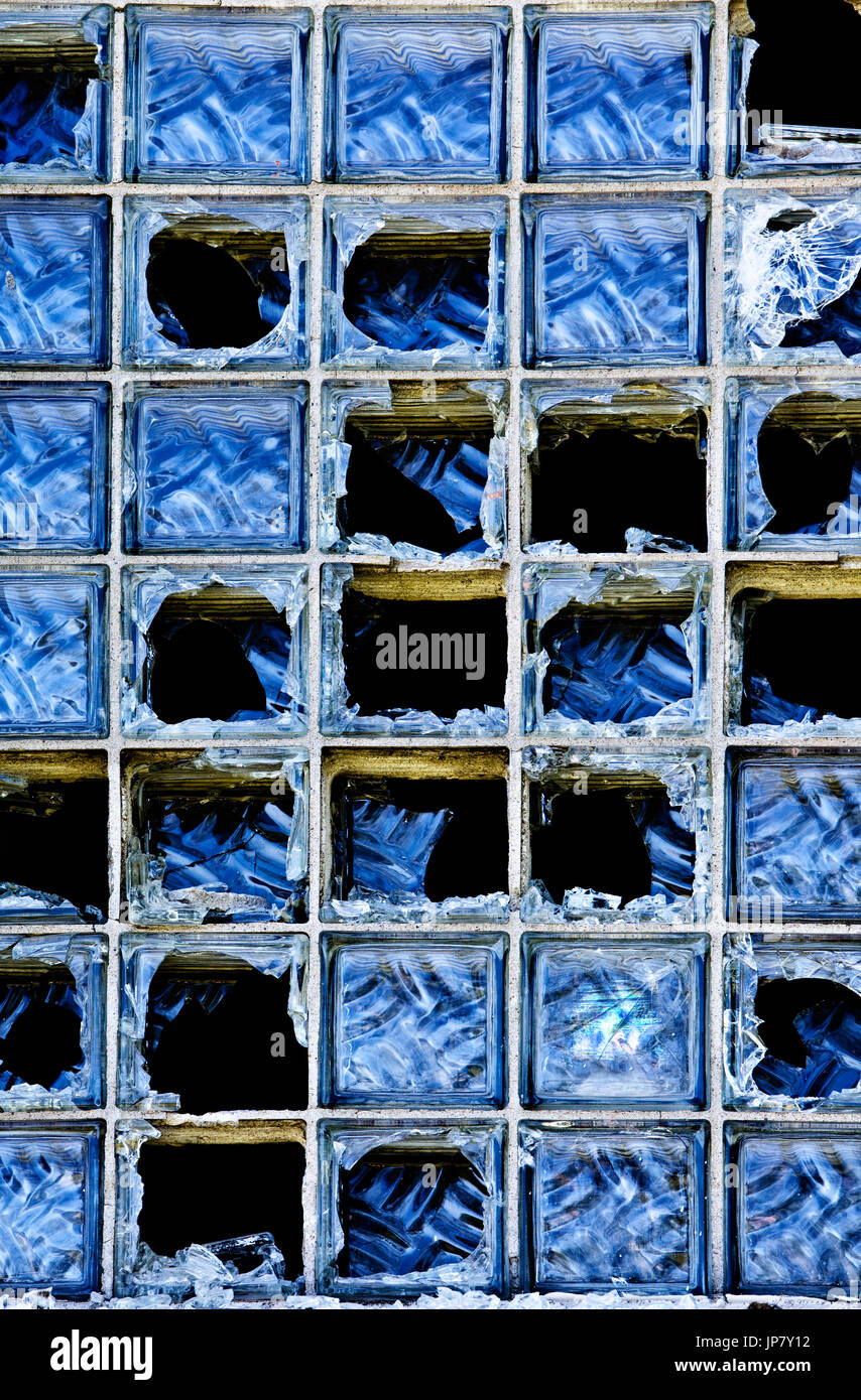 Gebrochene Fenster mit blauen Reflexion Stockfoto