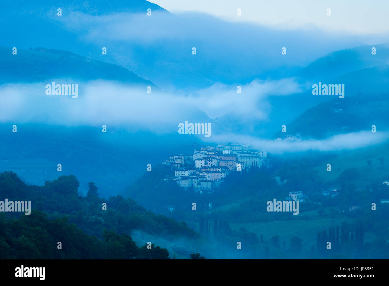 Misty Dawn über mittelalterliche Stadt Preci in den Monti Sibillini Nationalpark, Umbrien Italien Stockfoto