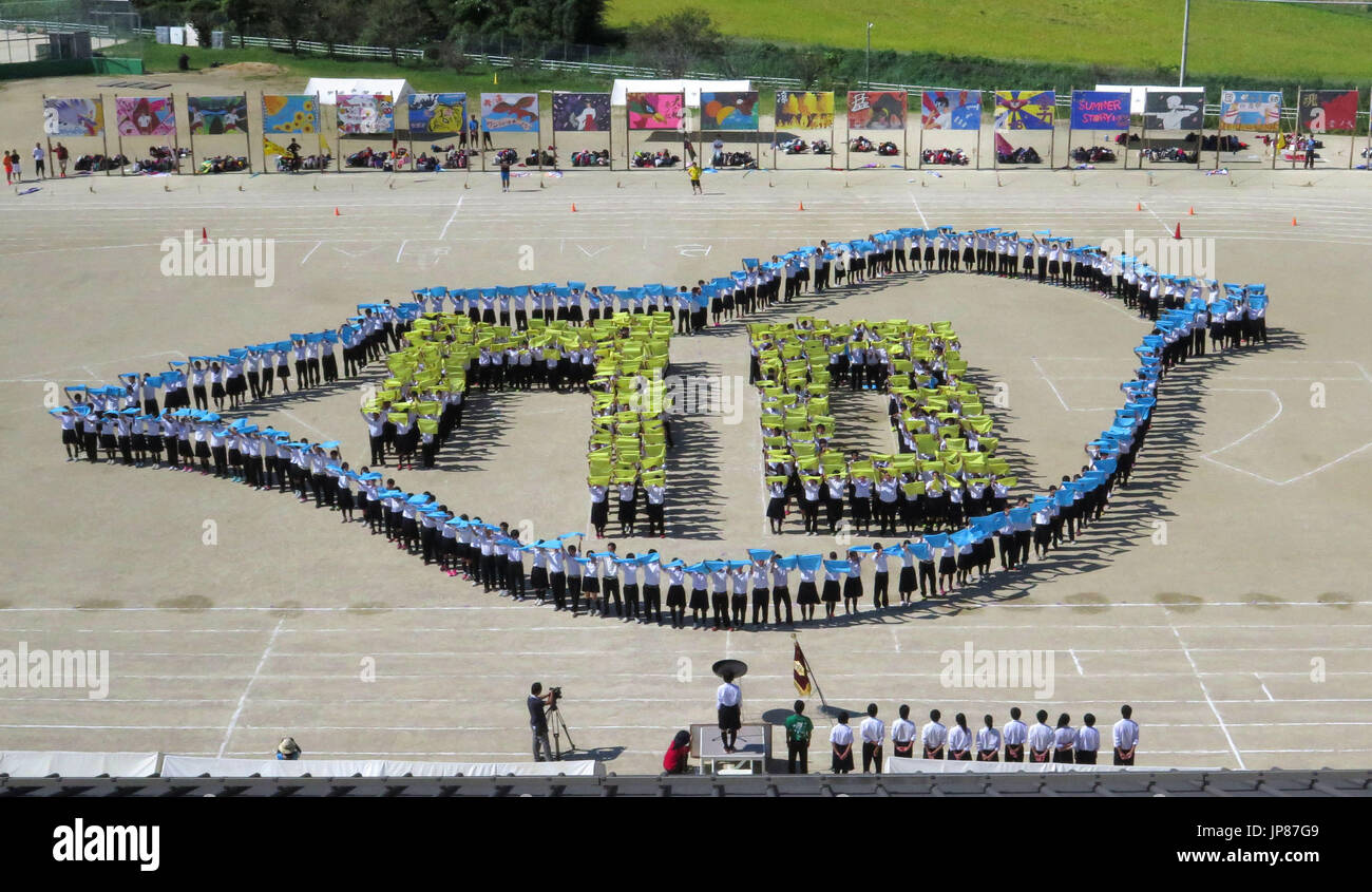 Schüler von Konan Junior High School stehen in Gruppen auf ihrem Schulgelände in Koka, Präfektur Shiga, Westjapan, am 12. September 2015, zum Formular '70' markieren den 70. Jahrestag des Endes des zweiten Weltkriegs. (Kyodo) == Kyodo Stockfoto