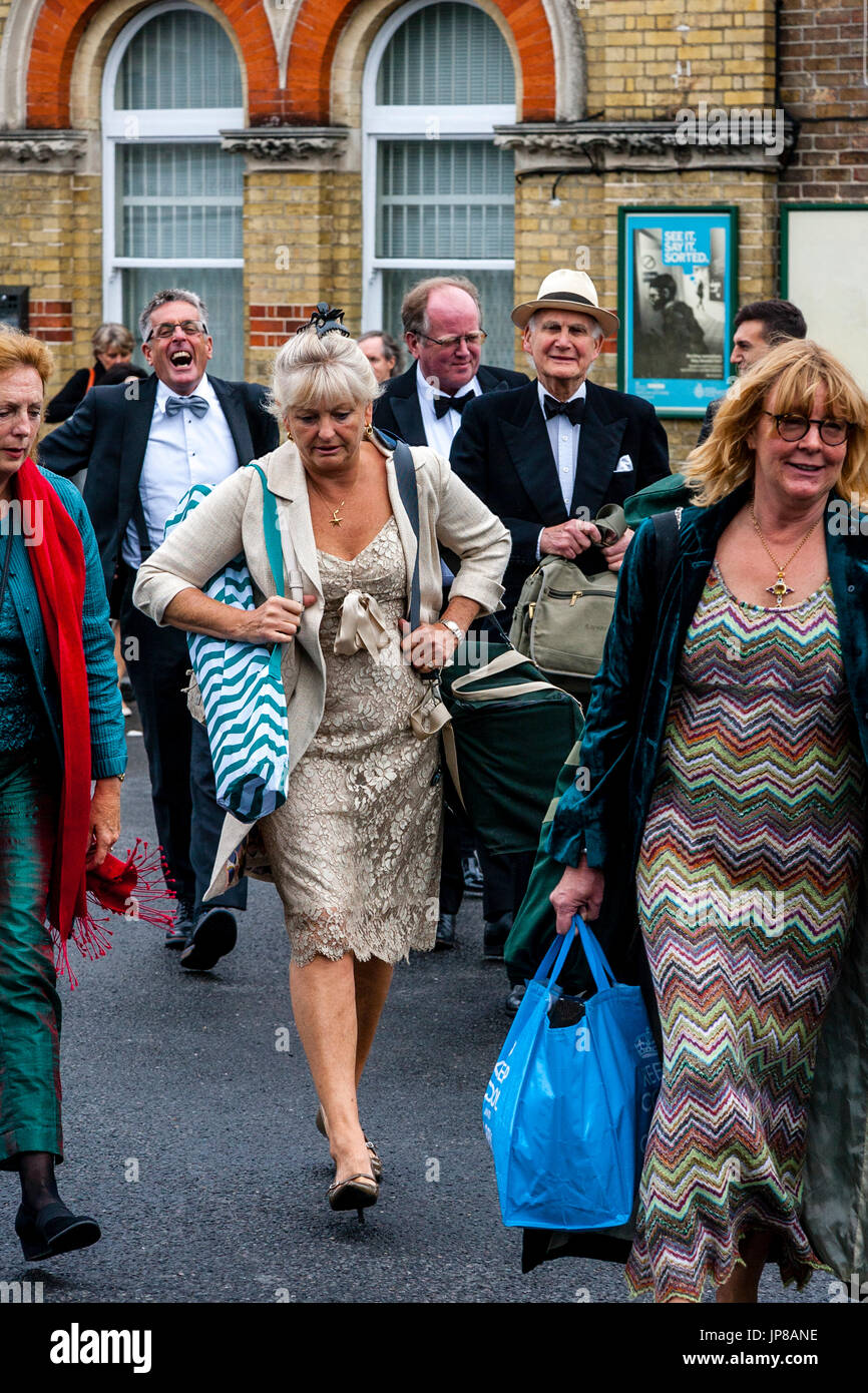 Opera-Fans kommen bei Lewes Railway Station auf dem Weg zum Glyndebourne Opera House, Lewes, Sussex, UK Stockfoto