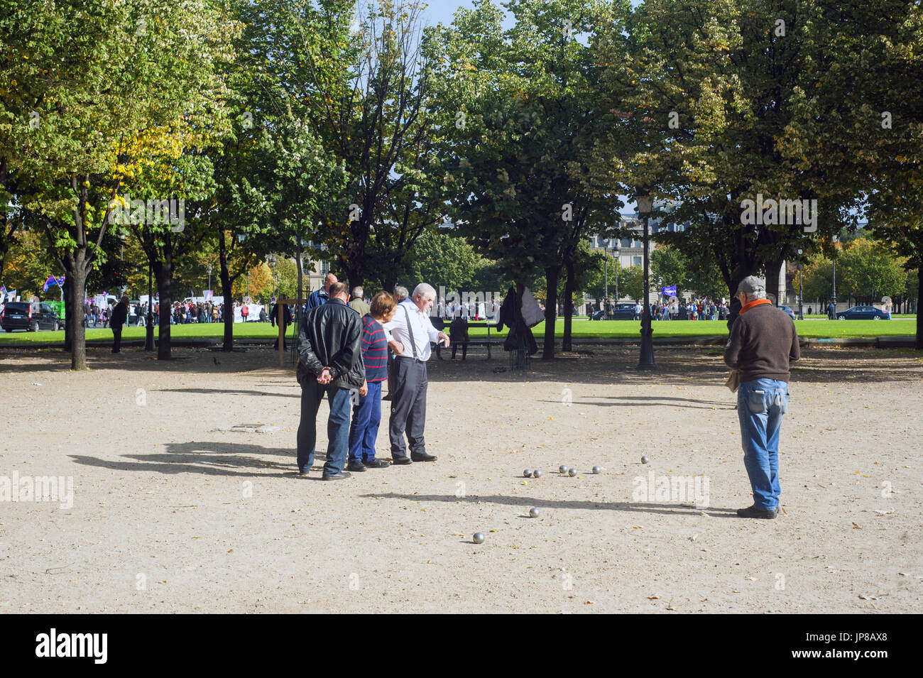 Paris, Frankreich - Menschen spielen Petanque im Jardin des Tuileries Stockfoto