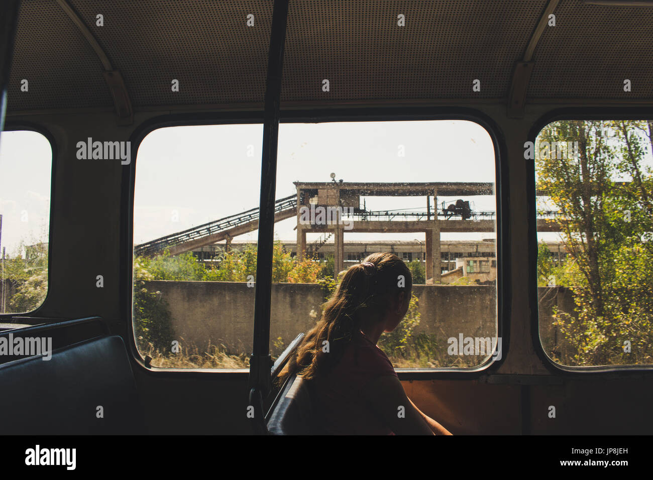 Mädchen in einem dreckigen Bus Stockfoto