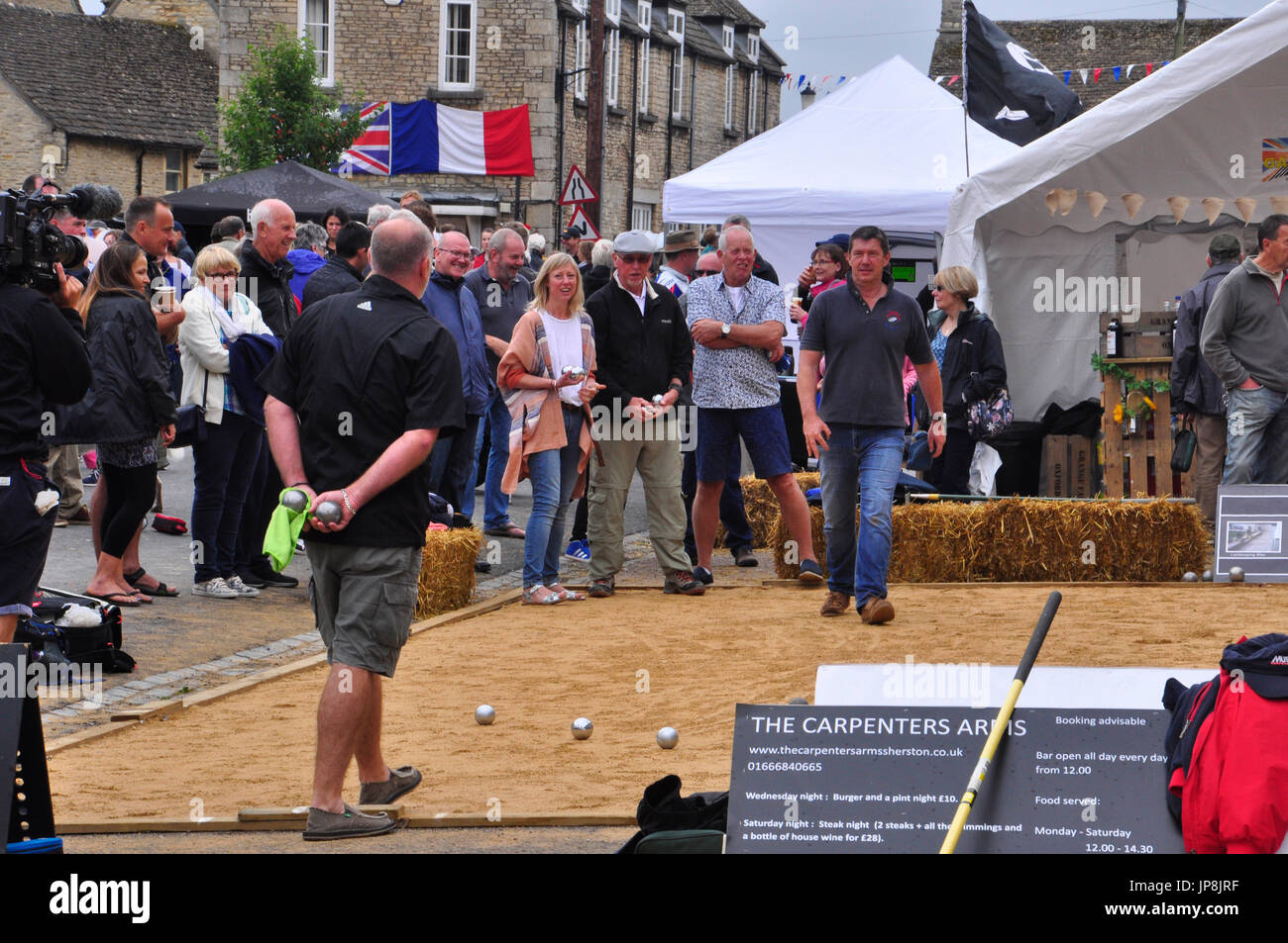 Boule-Wettbewerb, jährliche Veranstaltung im Sherston, UK. Interessiert Spieler hart zu konzentrieren. Stockfoto