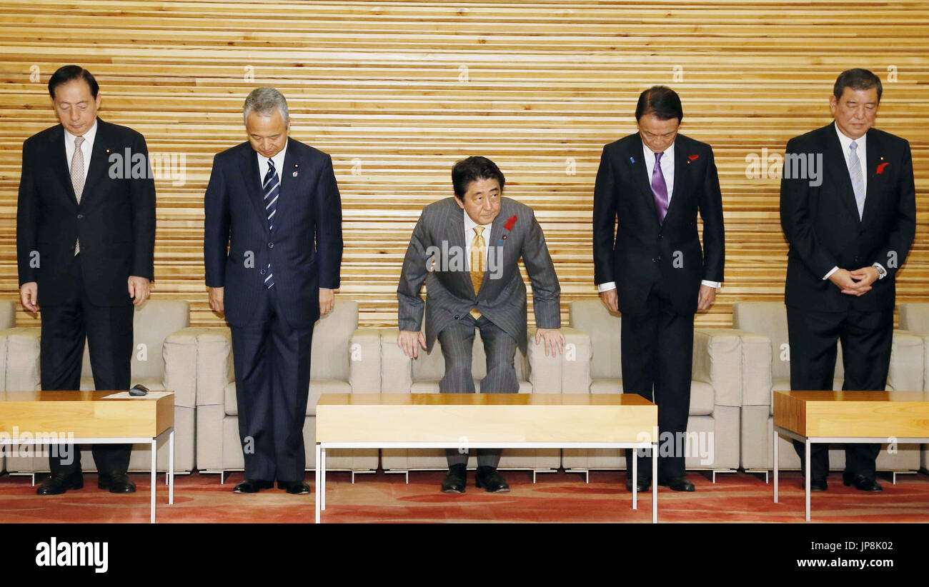 Prime Minister Shinzo Abe (C) und wichtigsten Kabinettsmitglieder teilnehmen eine außerordentliche Sitzung der Schrank in Tokio am 7. Oktober 2015, vor seiner Umgestaltung. Das Kabinett hat gelitten einen Sprung in der öffentlichen Unterstützung vor kurzem über die Push-to-umstrittenen Sicherheitsgesetze, während die "Abenomics" economic Policy-Mix ist angesichts der weltweiten Konjunkturabschwächung stolpern zu erlassen. (Kyodo) == Kyodo Stockfoto