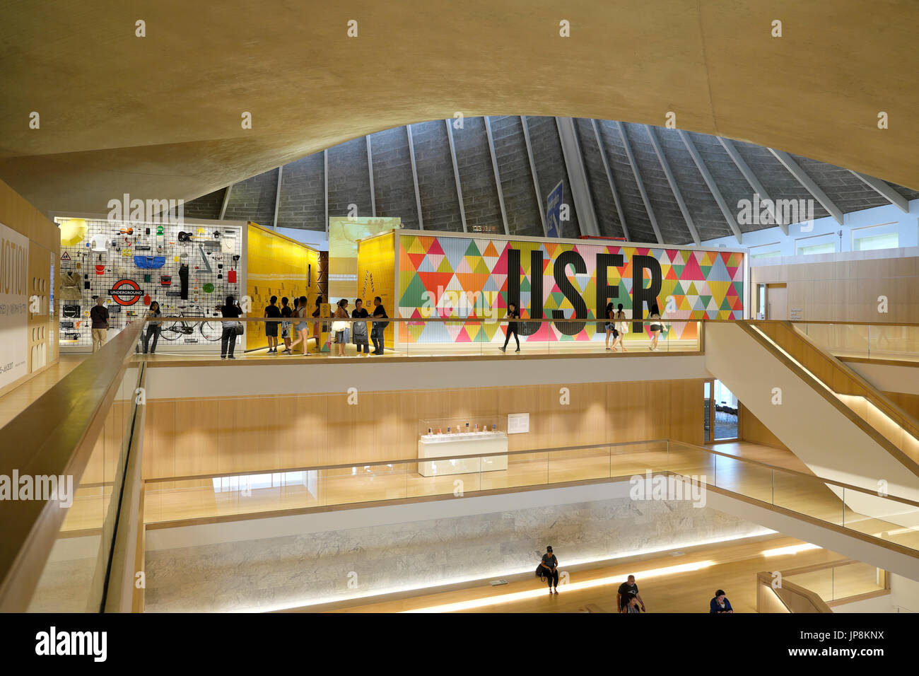 Innenansicht des Design Museum BENUTZER Grafiken Zeichen in der ehemaligen Commonwealth Institut in Kensington, London UK KATHY DEWITT Stockfoto