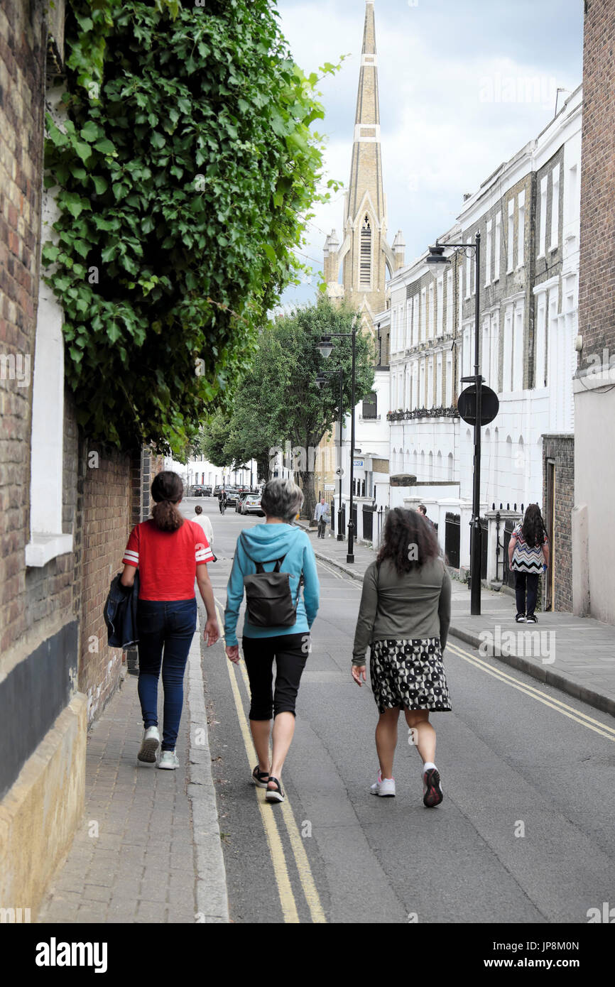 Vertikale Rückansicht der Frauen gehen im Sommer auf St. Peter-Straße in der Nähe von Colebrooke Row in Islington, London N1 KATHY DEWITT Stockfoto