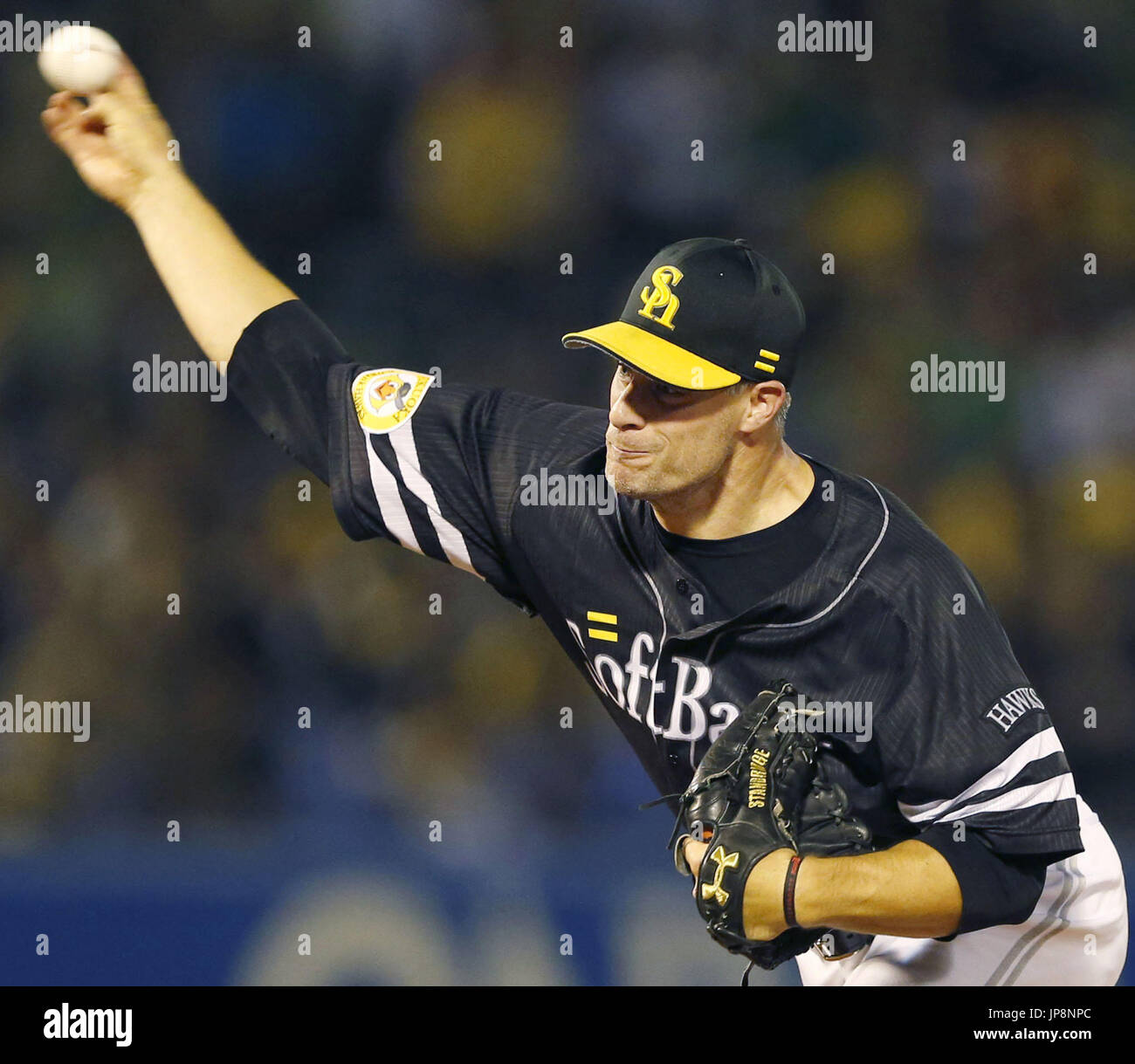 SoftBank Hawks ab Pitcher Jason Standridge entlädt sich gegen den Yakult Swallows in Spiel 5 der Japan-Serie im Jingu Stadium in Tokyo am 29. Oktober 2015. (Kyodo) == Kyodo Stockfoto
