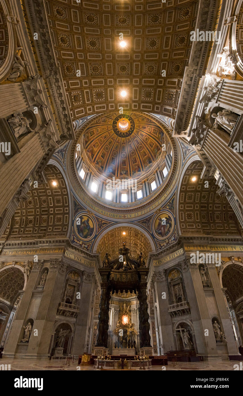 Vertikale Ansicht von St. Peter Grab in der Basilika St. Peter im Vatikan in Rom. Stockfoto