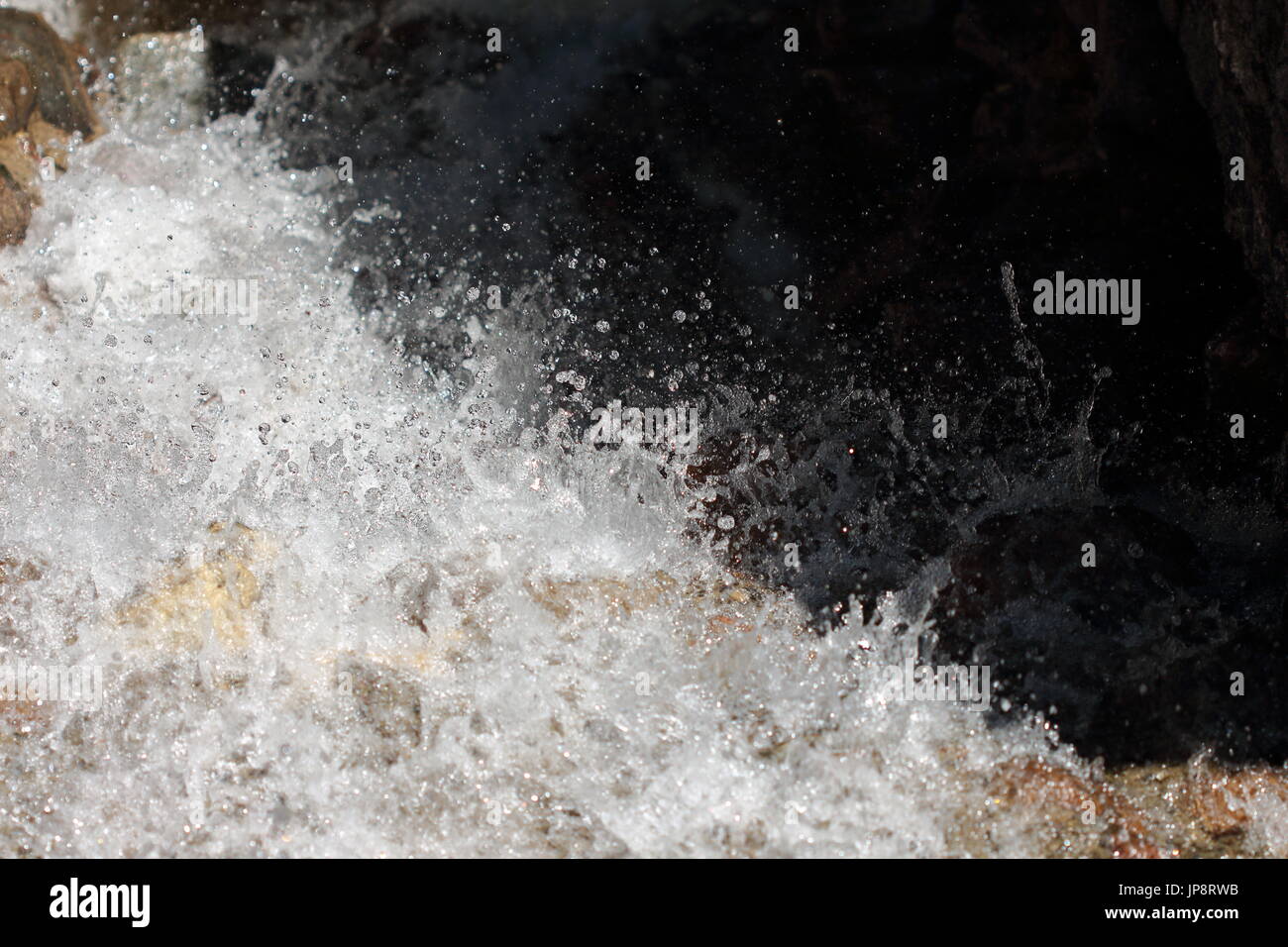 Wasserfall mit klarem Wasser, Stein, Blasen. Natürliche Element für Design Landschaft Stockfoto