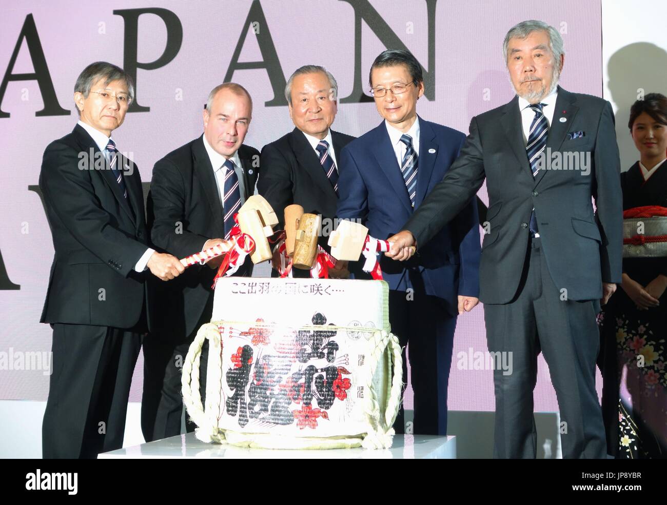 Akira Shimazu (C), CEO des Organisationskomitees für die Rugby-WM 2019 in Japan bricht den Deckel für ein "halber" Reiswein Barrel im Rahmen einer Feierstunde einen Japan-Pavillon in London am 9. Oktober 2015 zu starten. Es ist zur Förderung der nächsten Weltmeisterschaft in Japan und die gastgebende Nation Kultur für 2019 festgelegt. (Kyodo) == Kyodo Stockfoto