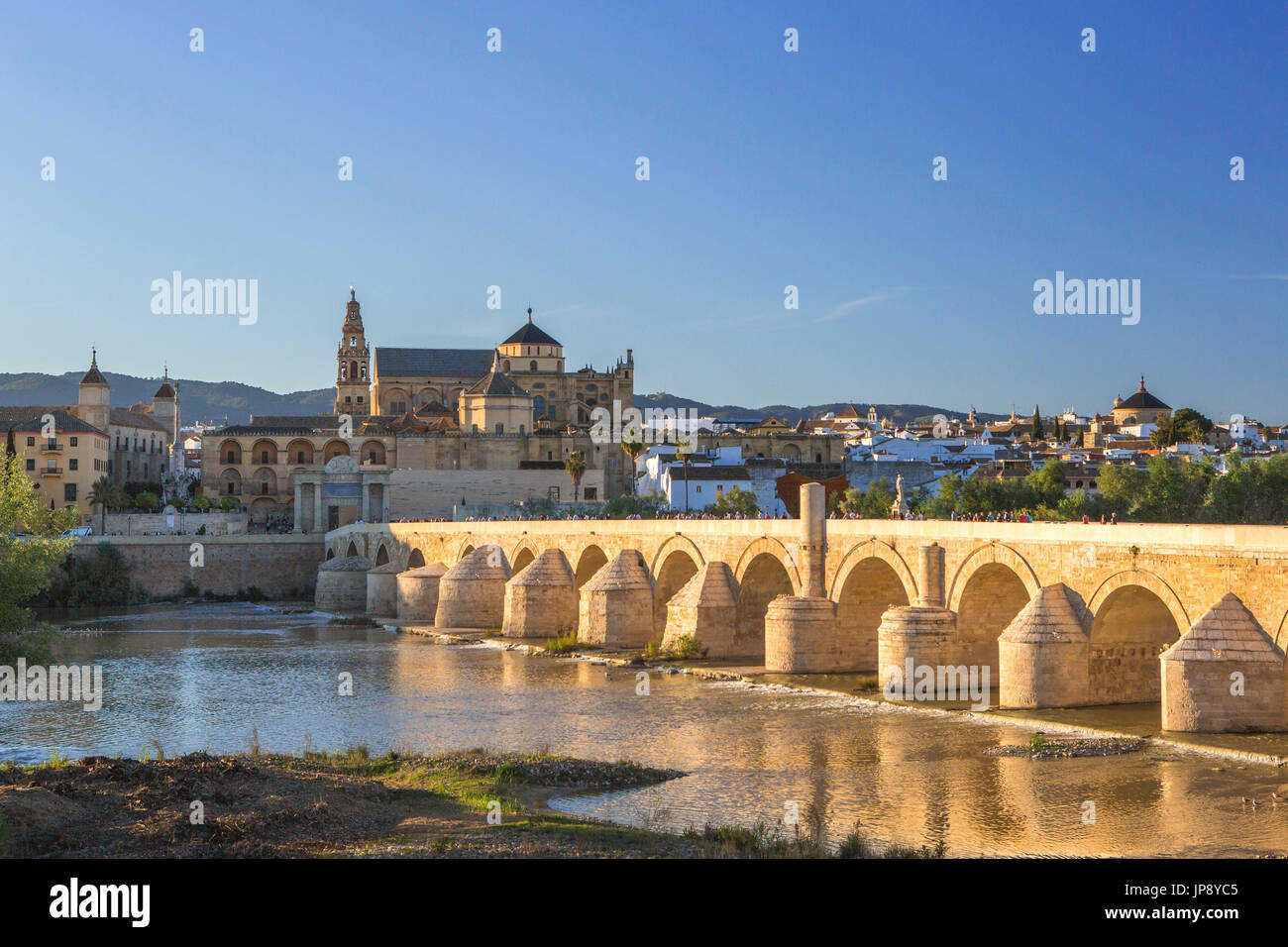 Spanien, Andalusien, Cordoba City, Römerbrücke, Dom-Moschee von Cordoba Stockfoto
