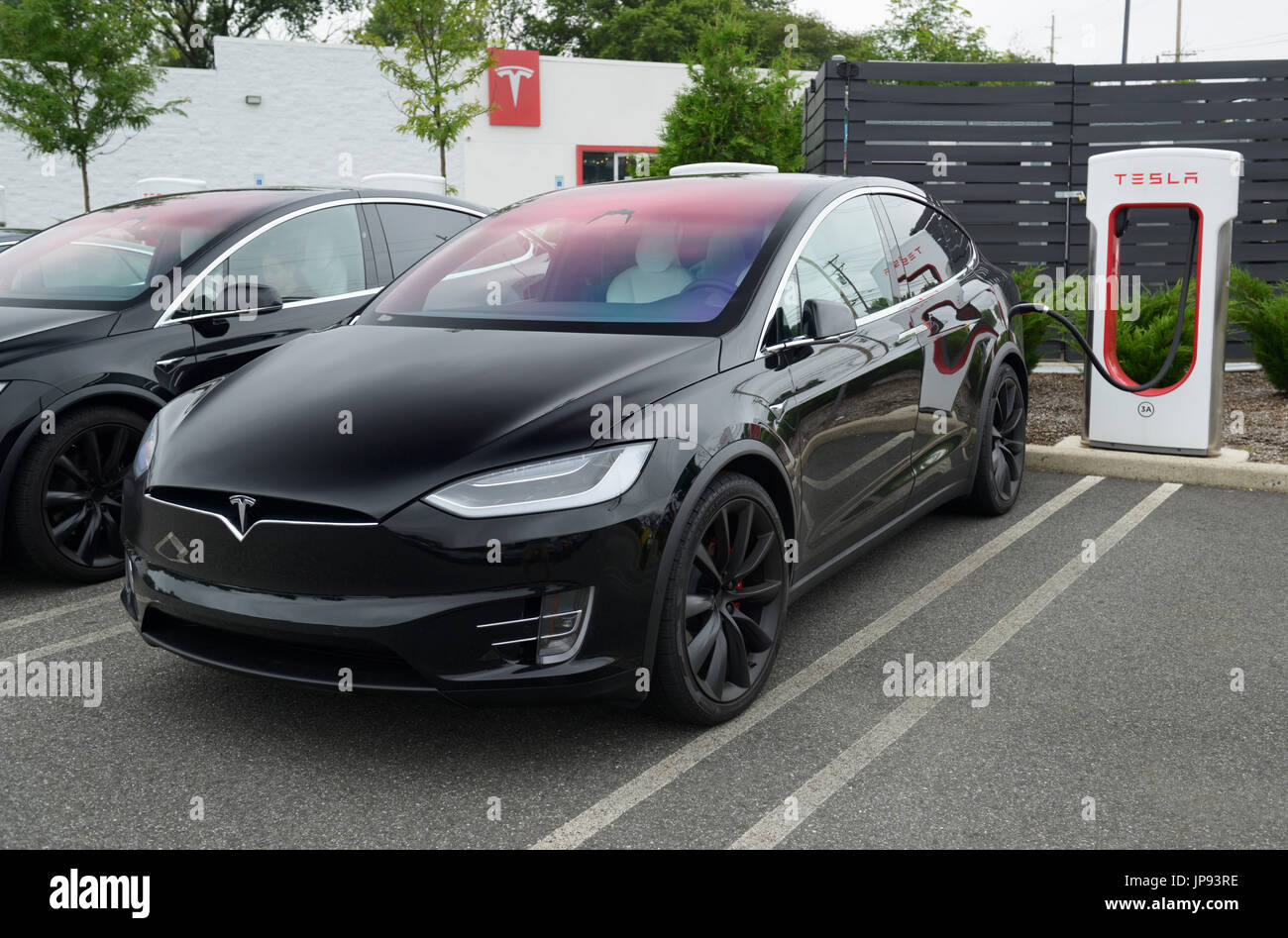 Tesla Modell X aufladen Stockfoto