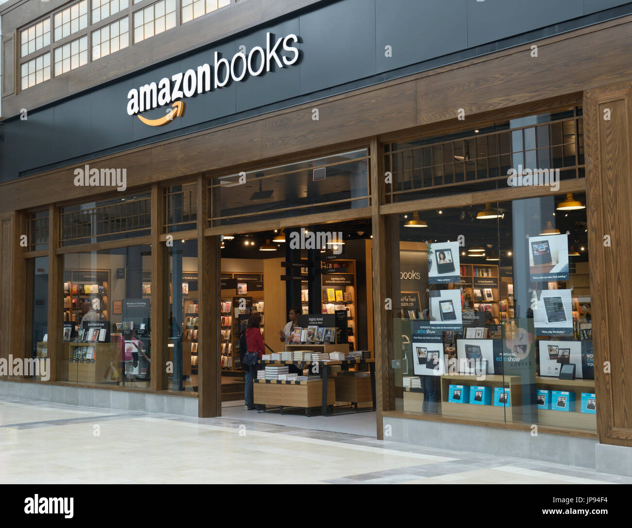 Amazonbooks Retail Store außen in einem Einkaufszentrum, northern NJ Stockfoto