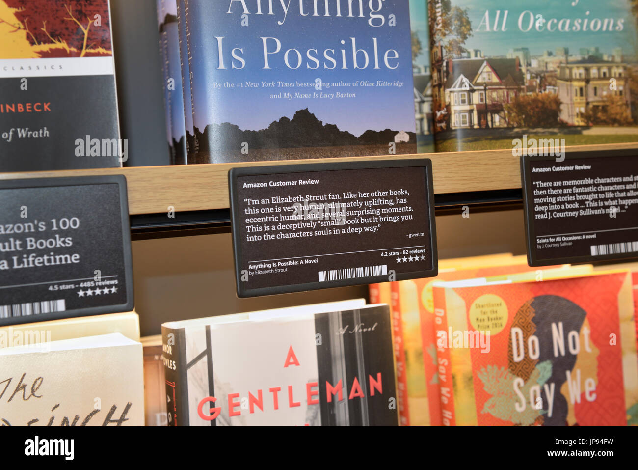 Bücher in den Regalen ein Amazon Bücher-Shop mit Kundenrezensionen und Bewertungen, NJ Stockfoto