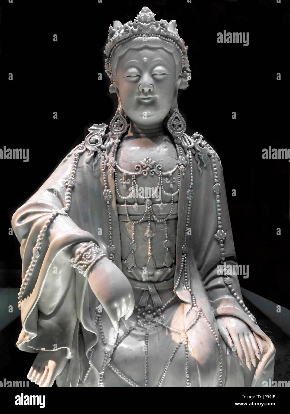 Grünlich-weiß glasiert, Statue von Avalokitesvara, Jingdezhen Ware, (1279-1368 n. Chr.) The Capital Museum, Peking, China Stockfoto