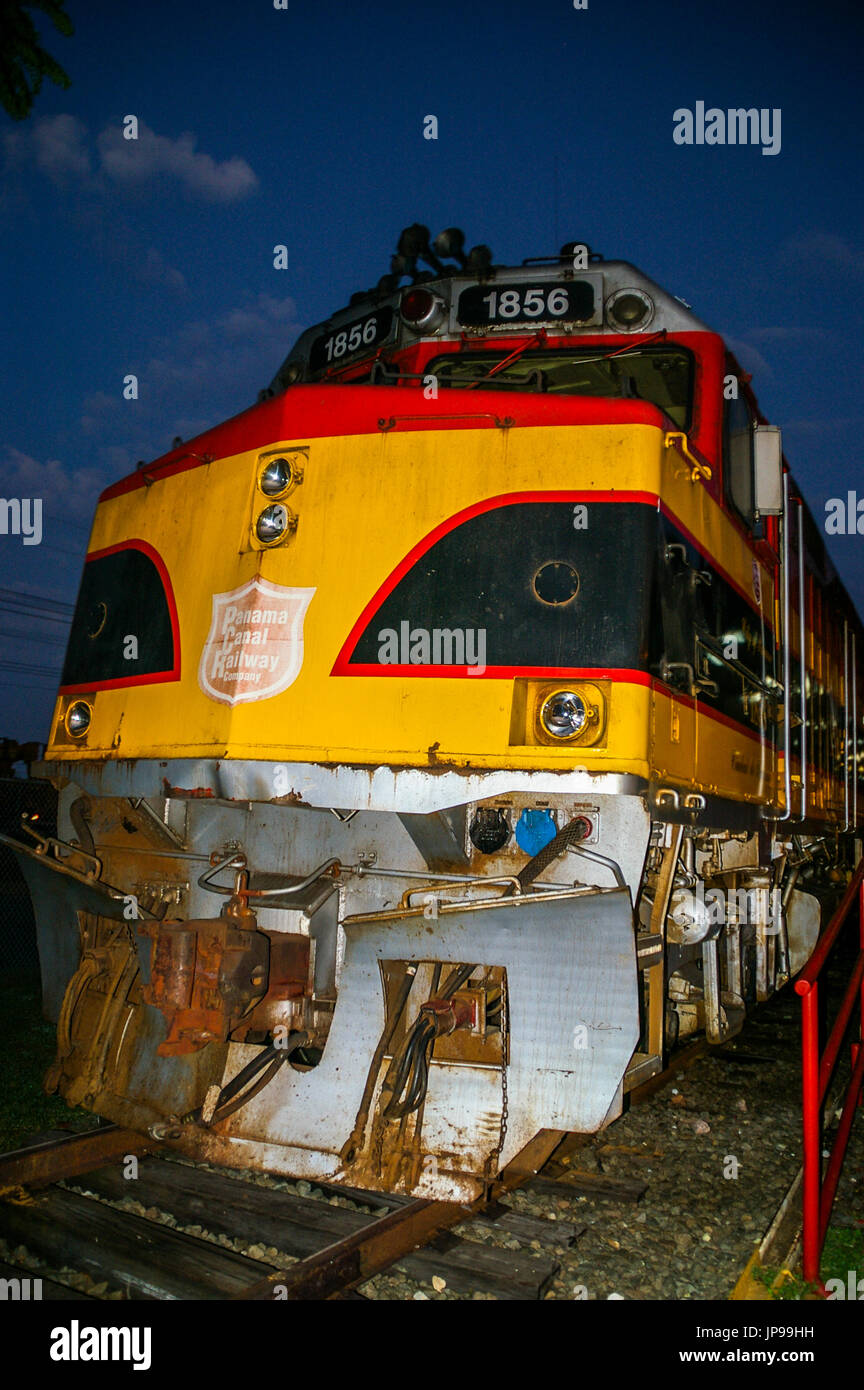 Panama-Kanal Eisenbahn Lokomotive Frontansicht bei Nacht Stockfoto
