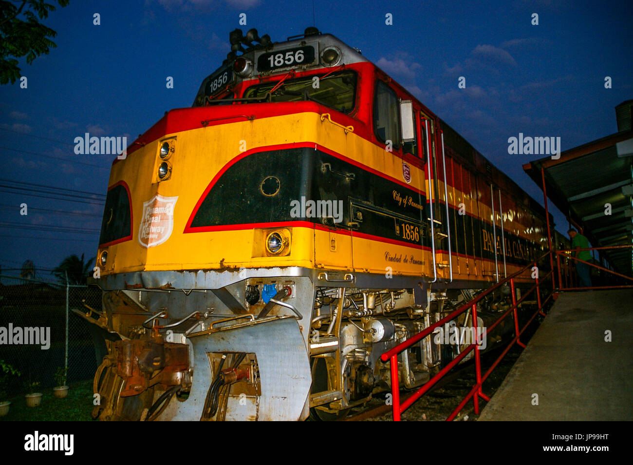 Panama-Kanal Eisenbahn Lokomotive Frontansicht bei Nacht Stockfoto