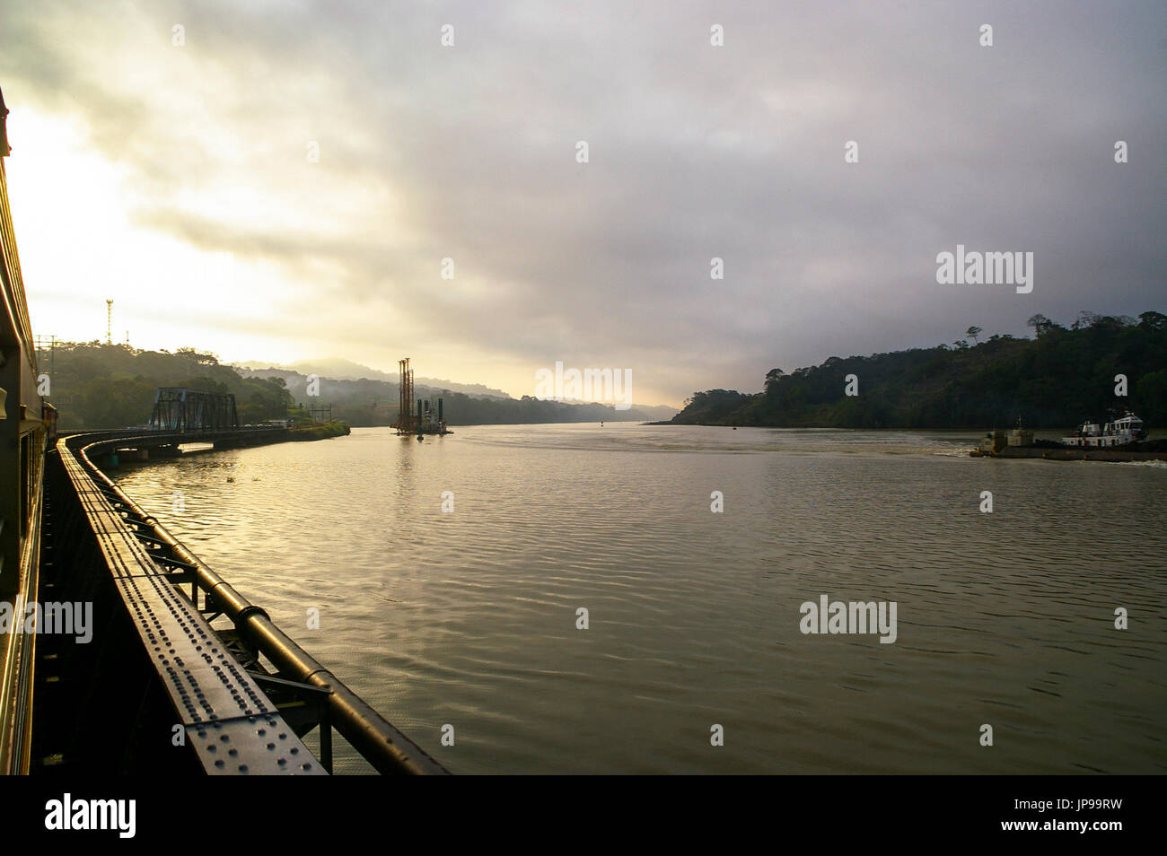 Ansicht des Panama-Kanals aus der Panama Canal Railway Zug Reisen auf der Eisenbahnbrücke in Gamboa. Stockfoto