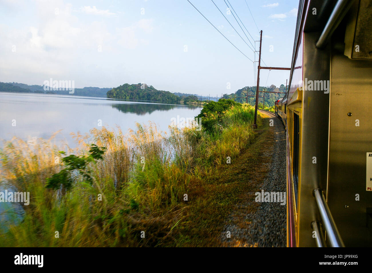 Blick auf Gatun See aus dem Panamakanal Eisenbahn Zug Reisen von Panama City nach Colon Stockfoto