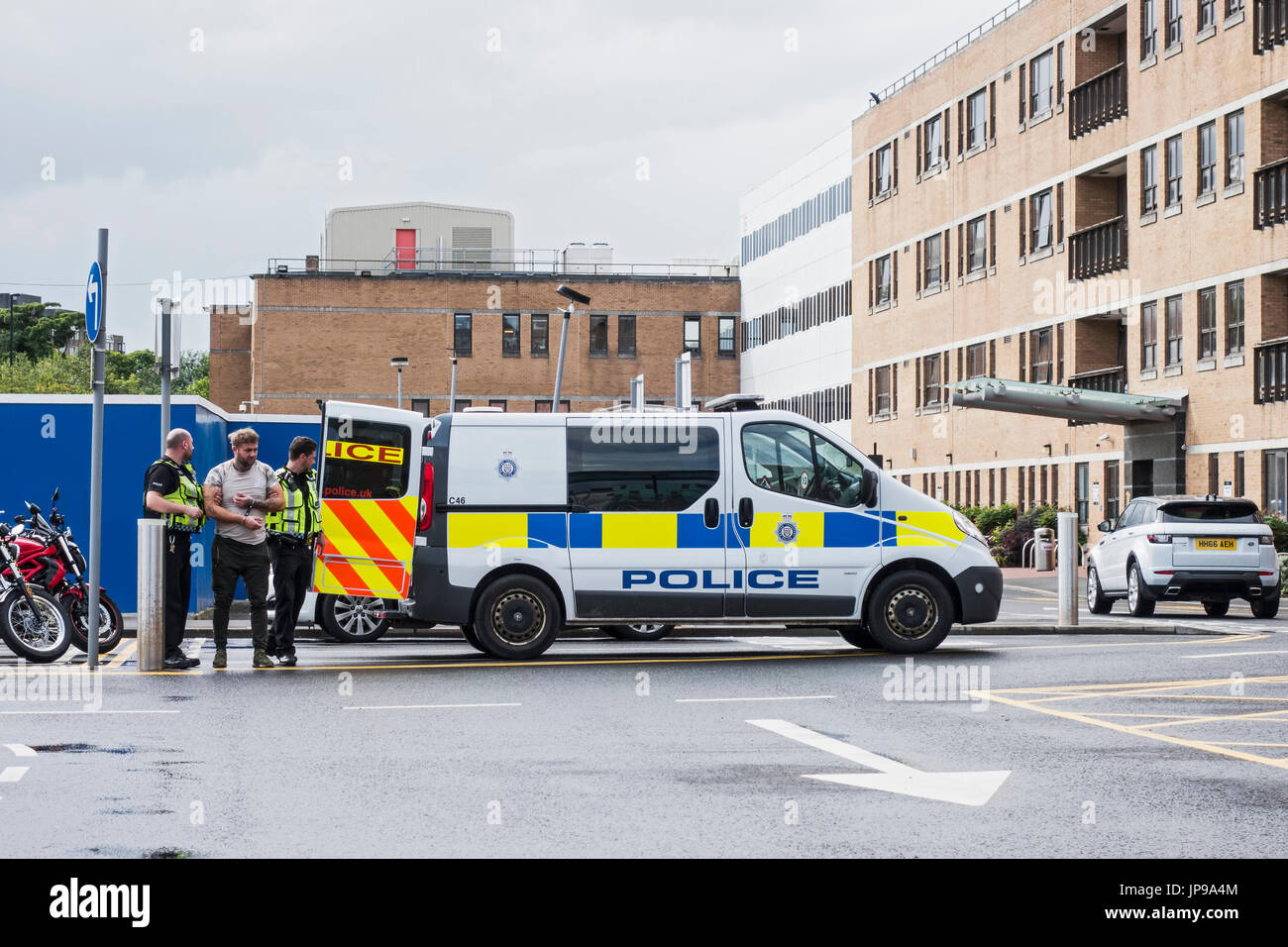 Britische Polizei Eskorte ein Gefangener am Royal Victoria Infirmary (RVI), Newcastle Upon Tyne. Stockfoto