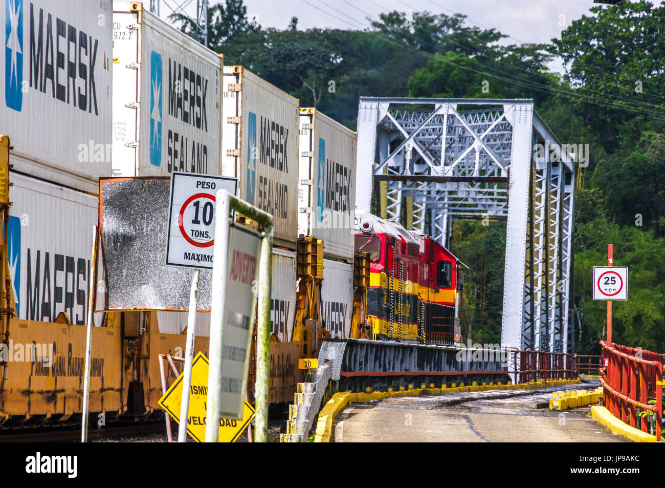 Panama Canal Railway train mit Containern auf der Reise von Panama City nach Colon Gamboa-Brücke Stockfoto