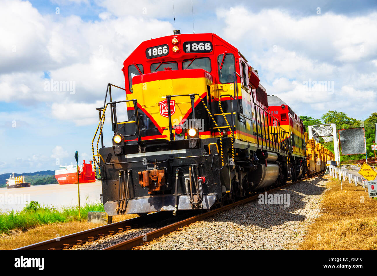 Panama Canal Railway train auf der Reise von Panama City nach Colon Gamboa-Brücke Stockfoto