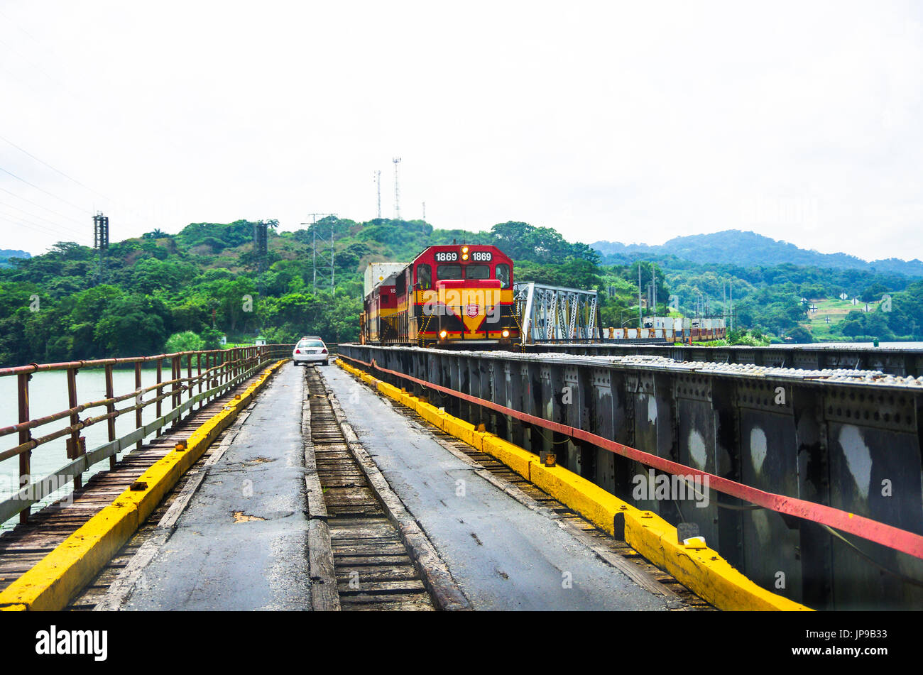 Panama Canal Railway train mit Containern auf der Reise von Panama City nach Colon Gamboa-Brücke Stockfoto