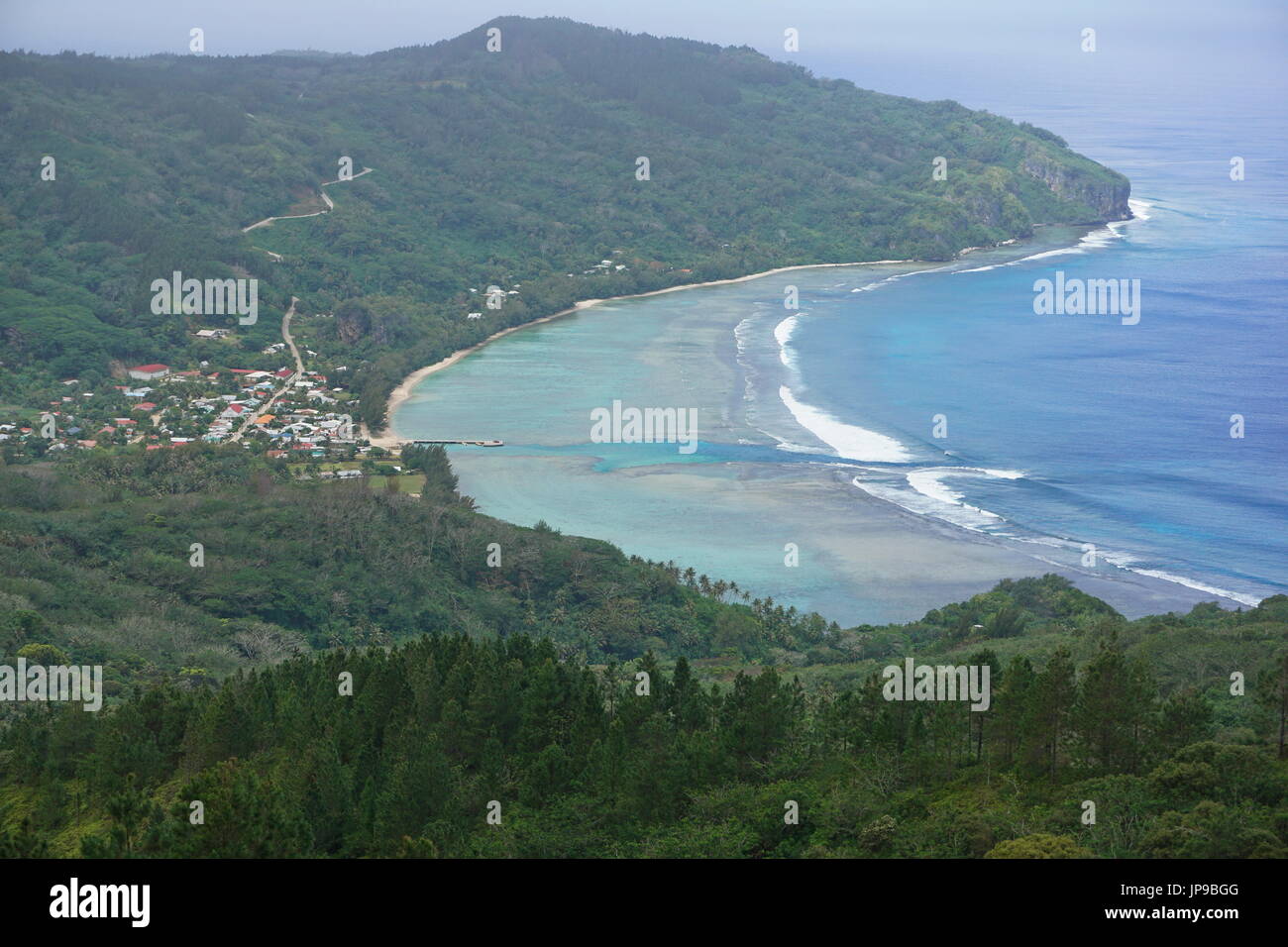 Sicht über die Bucht und die Küste Dorf Avera von den Höhen der Insel Rurutu, Pazifik, Australes Archipel, Französisch-Polynesien Stockfoto