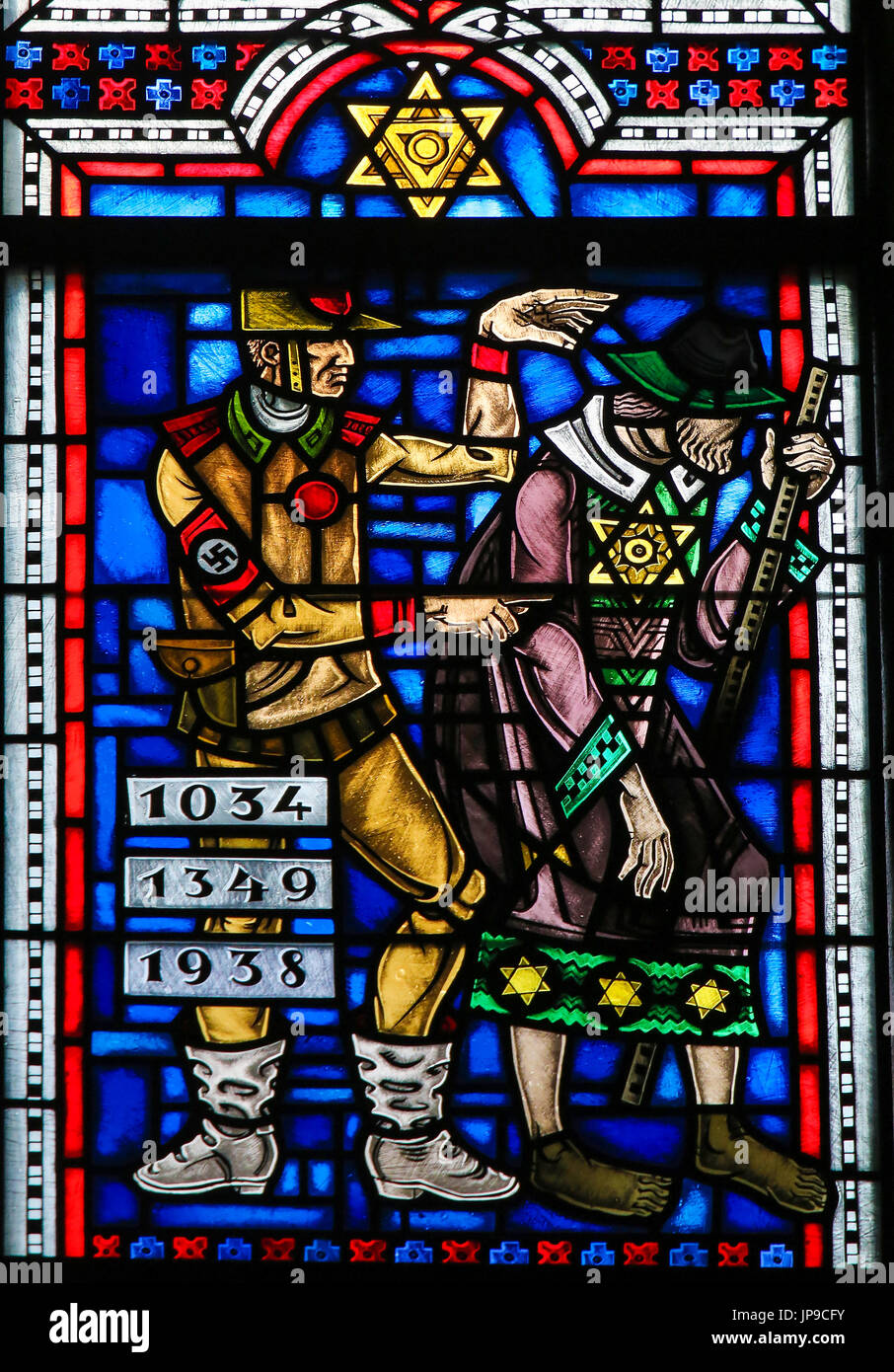 Glasmalerei im Wormser Dom in Worms, Deutschland, Darstellung des Holocaust gegen Juden durch die Nazis Stockfoto