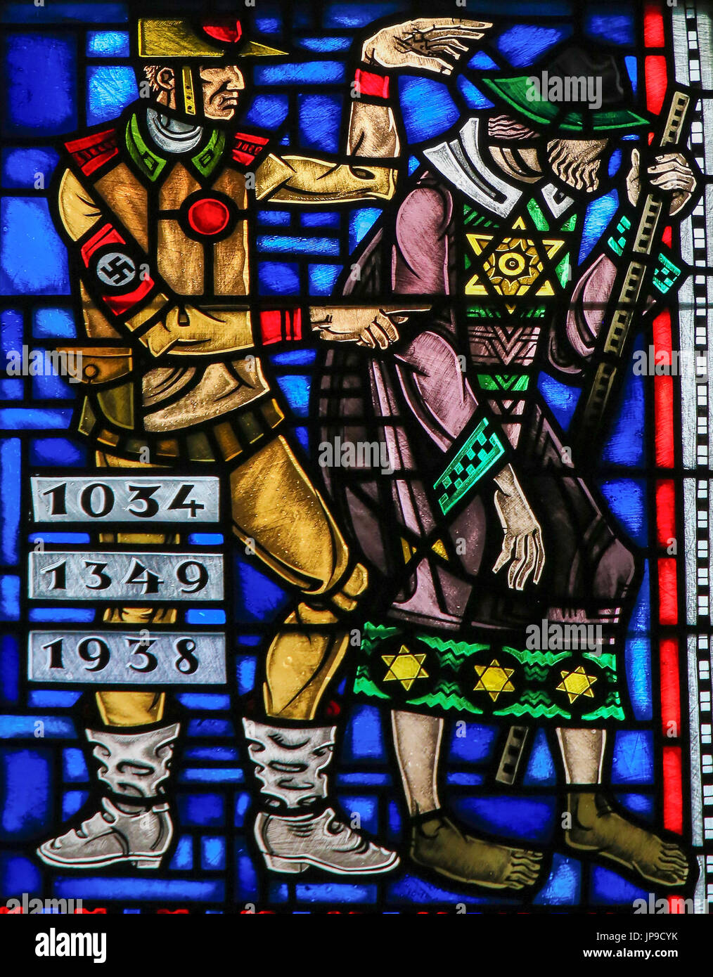 Glasmalerei im Wormser Dom in Worms, Deutschland, Darstellung des Holocaust gegen Juden durch die Nazis Stockfoto