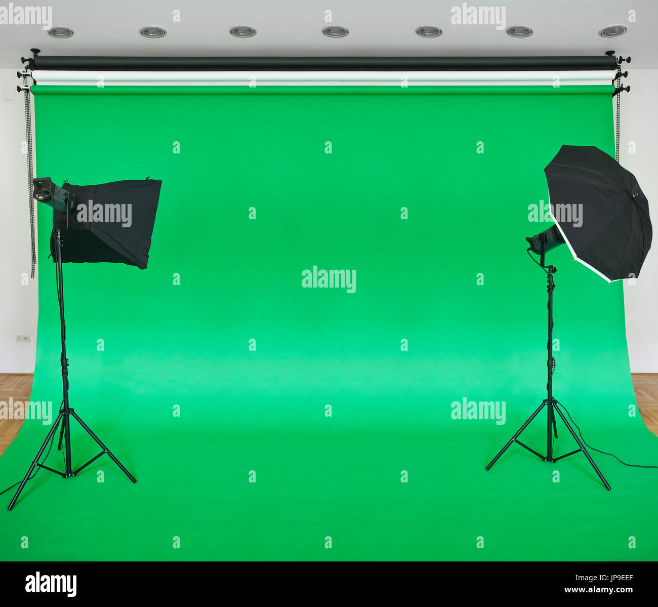 Leere grüne Studio-Hintergrund mit Softboxen Stockfoto