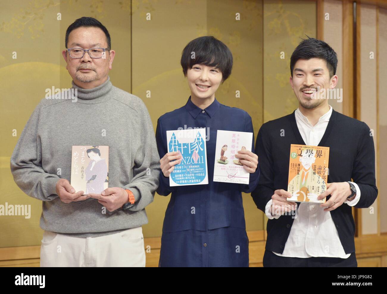 Novelists Yukiko Motoya (C) und Yusho Takiguchi (R), Gewinner der Akutagawa-Preis für junge Autoren und Bumpei Aoyama, der Naoki-Preisträger für Unterhaltungsliteratur, halten ihre preisgekrönte Werke beim posieren für ein Foto in einem Hotel in Tokio am 19. Januar 2016. Die Preisverleihung wird im Rahmen einer Zeremonie in Tokio Ende Februar. (Kyodo) == Kyodo Stockfoto