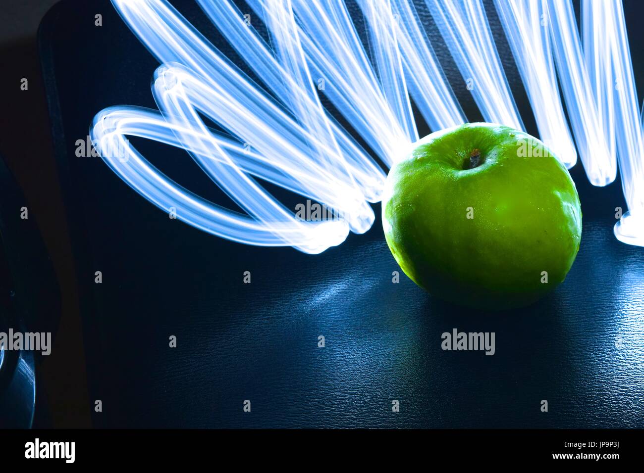 Grüner Apfel Licht Malerei mit Langzeitbelichtung vor der Kamera. Stockfoto