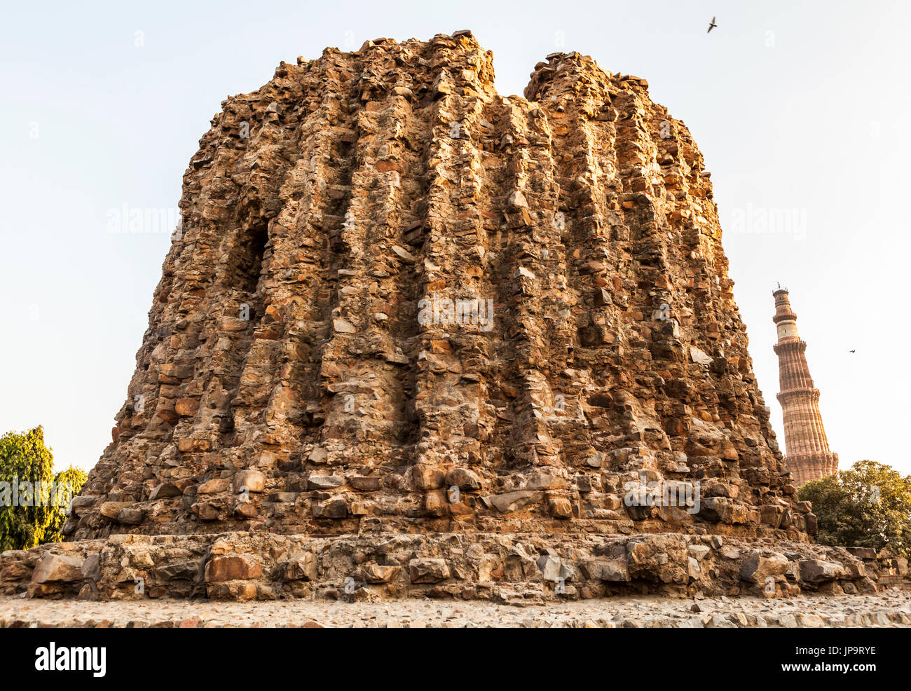 Minar Alai in der Qutb Minar-Komplex in Delhi, Indien. Dies ist der Beginn eines Turms geplant größer als Qutb Minar, aber wurde nie beendet. Stockfoto