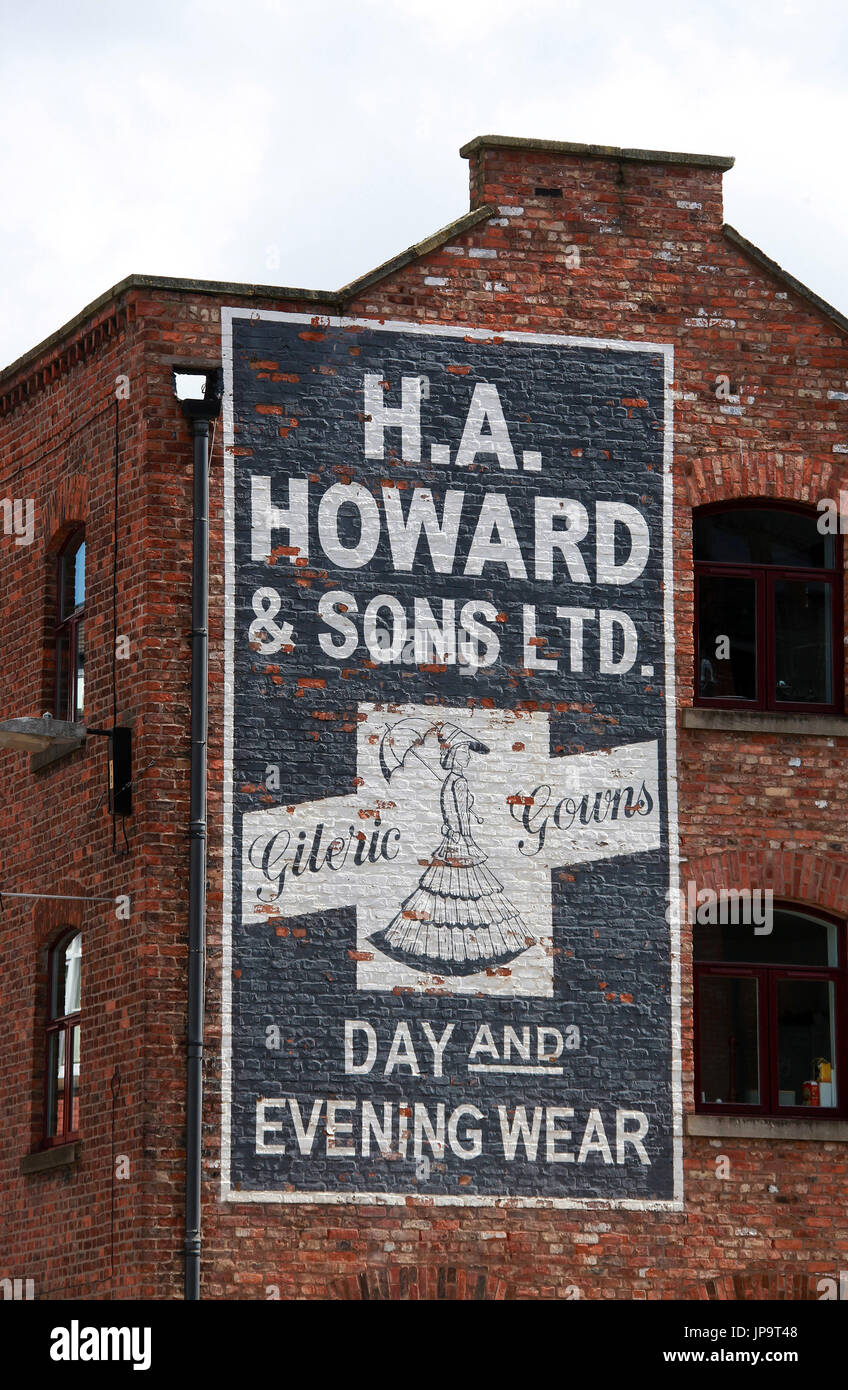 Alte bemalte Werbung auf Grundstück Ducie Street in Manchester Stockfoto