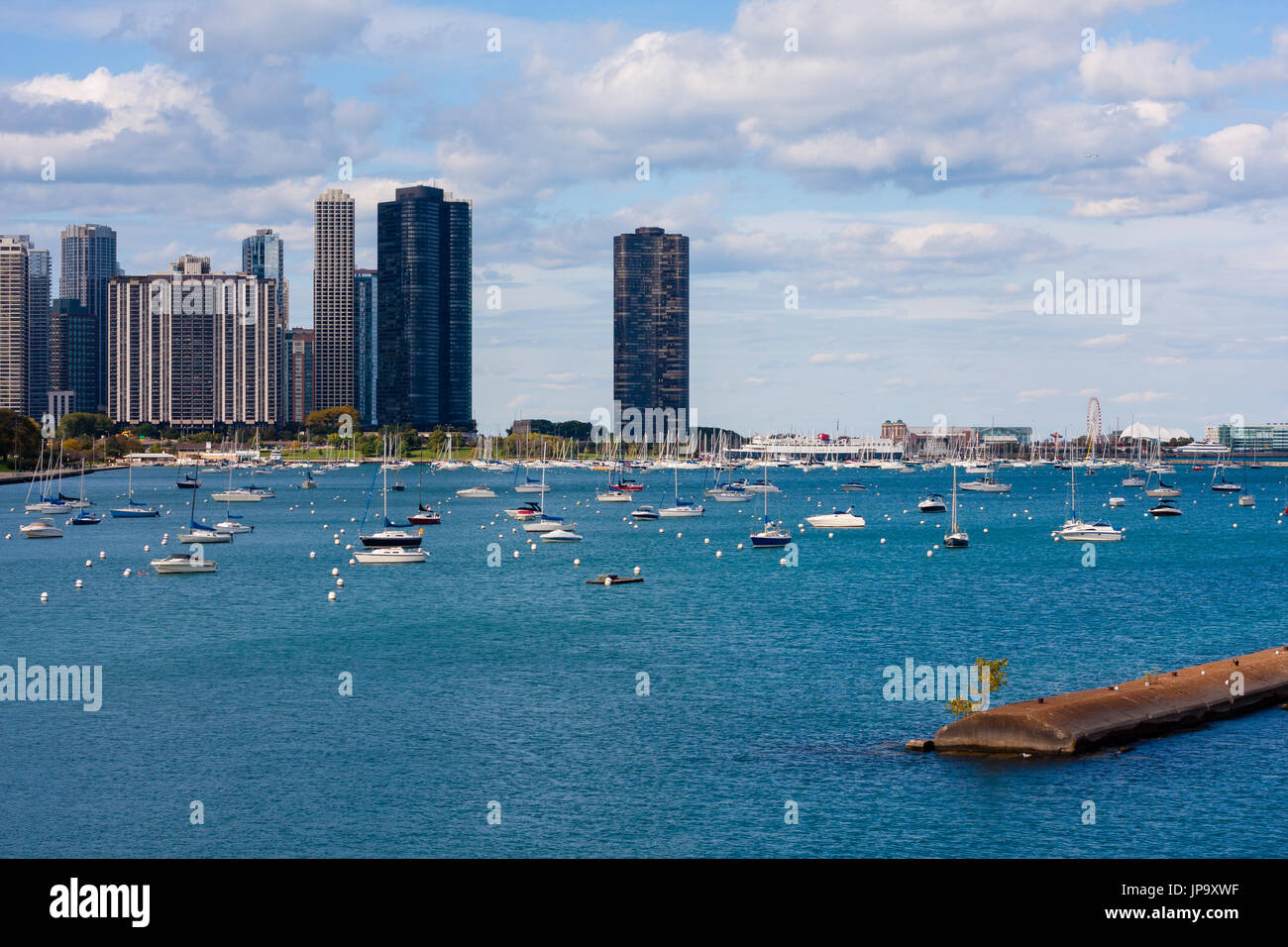 Skyline von Chicago am Seeufer mit Booten im Wasser Stockfoto