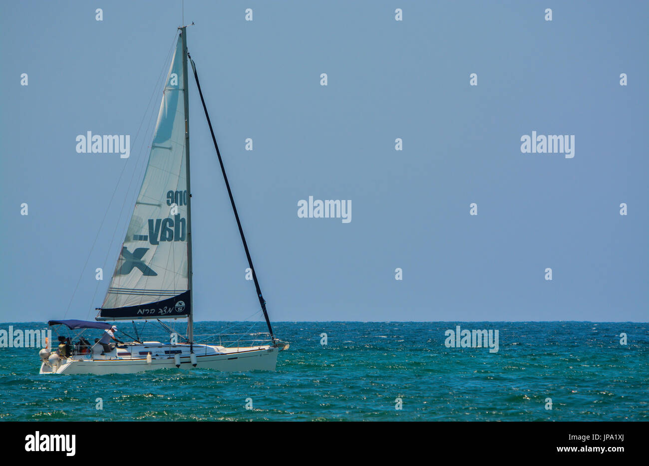 Ein Segelboot auf dem Mittelmeer in Eshkelon, Israel. Kein Property-Release Stockfoto